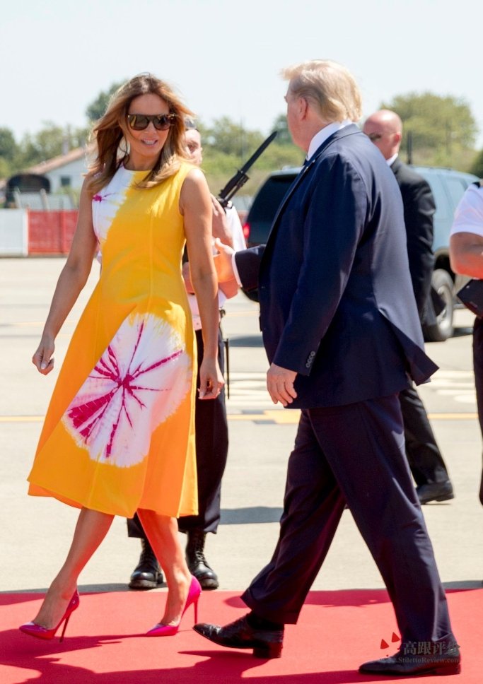 美国第一夫人穿粉红色Louboutins抵达法国参加G7-高跟评价